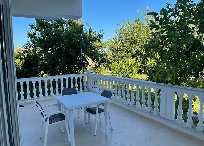 Helen Apartment Lukove